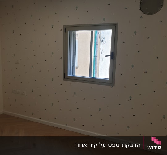 קיר עם טפט בלונים ודוגמאות קטנות
